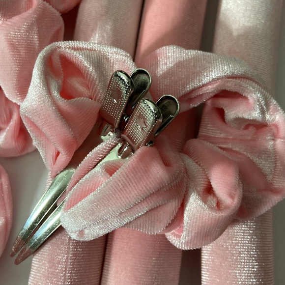 Heatless Curlers for Women and Girls with 4 scrunchies and 2 clips Pink - Picture 5 of 6